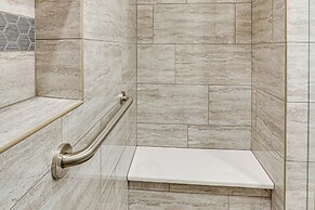 Walking Trail On-site: Tranquil Klamath Falls Apt!