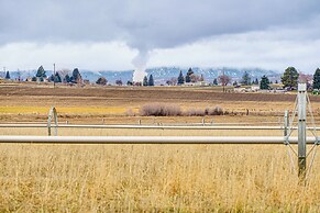 Walking Trail On-site: Tranquil Klamath Falls Apt!