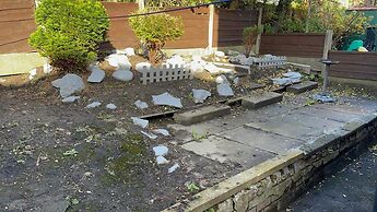 Housesleeps9-fireplace-garden-bbq-tv