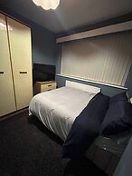 Housesleeps9-fireplace-garden-bbq-tv