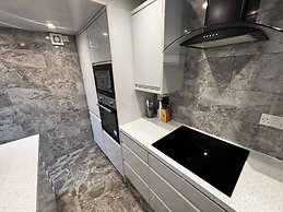 Housesleeps9-fireplace-garden-bbq-tv