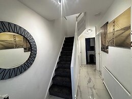 Housesleeps9-fireplace-garden-bbq-tv