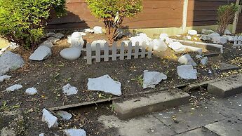 Housesleeps9-fireplace-garden-bbq-tv