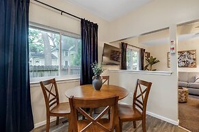 Stylish Sanctuary Near Emu: Ideal For Med Students 2 Bedroom Apts