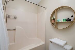 Stylish Sanctuary Near Emu: Ideal For Med Students 2 Bedroom Apts