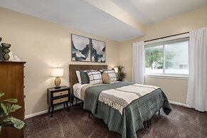 Stylish Sanctuary Near Emu: Ideal For Med Students 2 Bedroom Apts