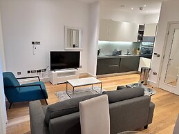 Apartment-sleeps3-hottub-patio