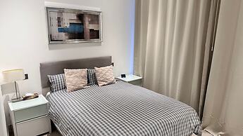 Apartment-sleeps3-hottub-patio