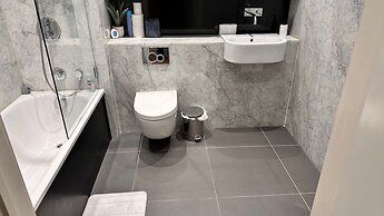 Apartment-sleeps3-hottub-patio