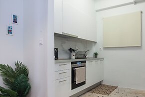 Fresh Urban Apt with Balcony in Zografou