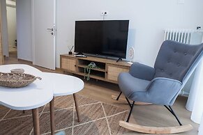 Fresh Urban Apt with Balcony in Zografou