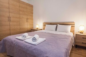 Fresh Urban Apt with Balcony in Zografou