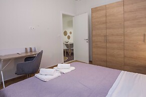 Fresh Urban Apt with Balcony in Zografou
