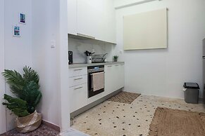 Fresh Urban Apt with Balcony in Zografou