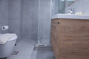 Fresh Urban Apt with Balcony in Zografou