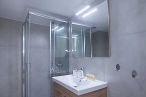 Fresh Urban Apt with Balcony in Zografou