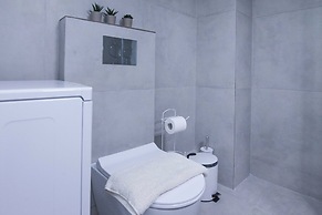 Fresh Urban Apt with Balcony in Zografou