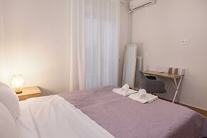 Fresh Urban Apt with Balcony in Zografou