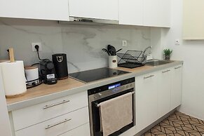 Fresh Urban Apt with Balcony in Zografou