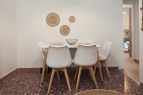 Fresh Urban Apt with Balcony in Zografou