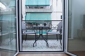 Fresh Urban Apt with Balcony in Zografou