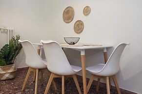 Fresh Urban Apt with Balcony in Zografou