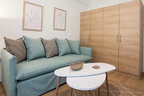Fresh Urban Apt with Balcony in Zografou