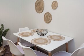 Fresh Urban Apt with Balcony in Zografou