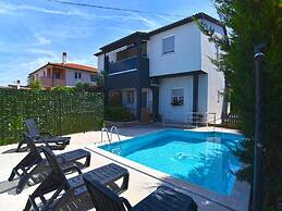 Bright Studio Apartment With Pool View