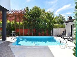 Bright Studio Apartment With Pool View