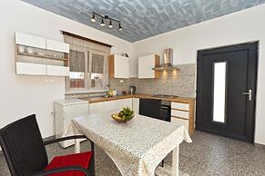 Bright Studio Apartment With Pool View