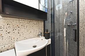 Bright Studio Apartment With Pool View