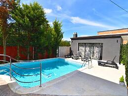 Bright Studio Apartment With Pool View