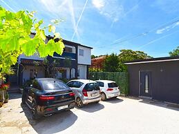 Bright Studio Apartment With Pool View