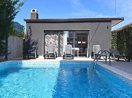 Bright Studio Apartment With Pool View