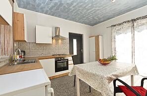 Bright Studio Apartment With Pool View