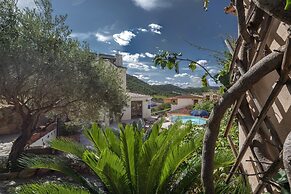 Crystal Pool Village In Tanaunella