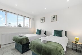 Staines House-3bed-sleeps7- Freep-close to Airport