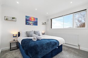 Staines House-3bed-sleeps7- Freep-close to Airport