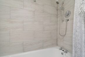 Staines House-3bed-sleeps7- Freep-close to Airport