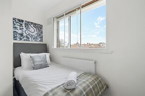 Staines House-3bed-sleeps7- Freep-close to Airport