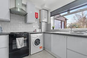 Staines House-3bed-sleeps7- Freep-close to Airport