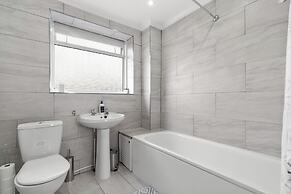 Staines House-3bed-sleeps7- Freep-close to Airport