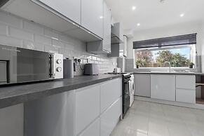 Staines House-3bed-sleeps7- Freep-close to Airport