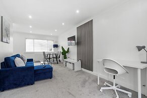 Staines House-3bed-sleeps7- Freep-close to Airport