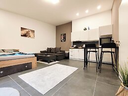 Cozy Apartment with Free Parking