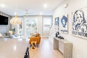 Monty by Avantstay 4bdr 4ba, Balcony w/ Outdoor Seating, 5mins to DT