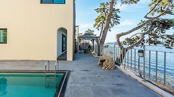 Geoje Daol Pool Villa Pension