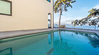 Geoje Daol Pool Villa Pension