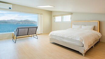 Geoje Daol Pool Villa Pension